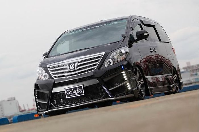 Modifikasi Toyota Alphard lama bersolek agresif garapan Blackpearl, Jepang