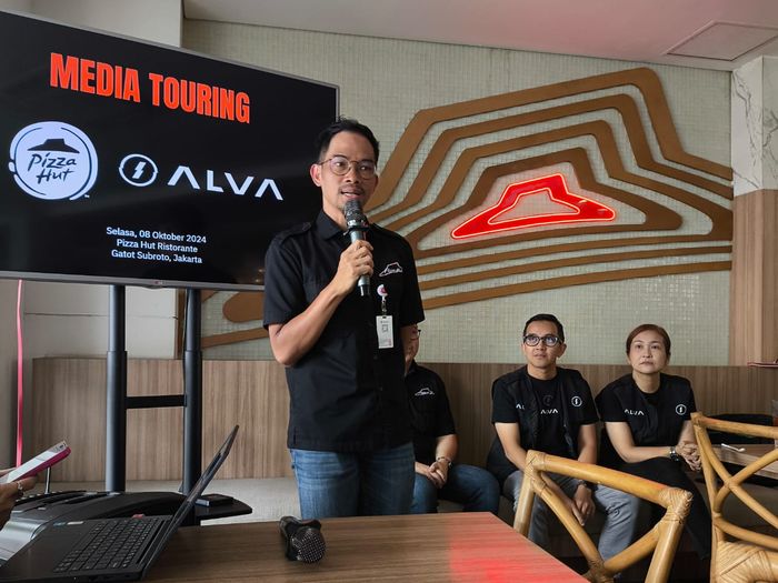 Boy Lukito (berdiri) selaku CEO Pizza Hut Indonesia senang bisa berkolaborasi untuk mengatasi isu lingkungan