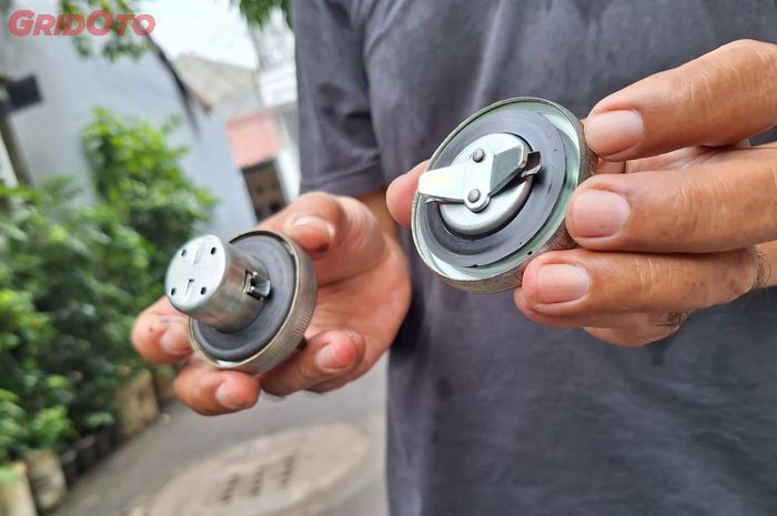 Perbandingan Tutup tangki Honda (kiri) dengan tutup tangki motor Yamaha (kanan)