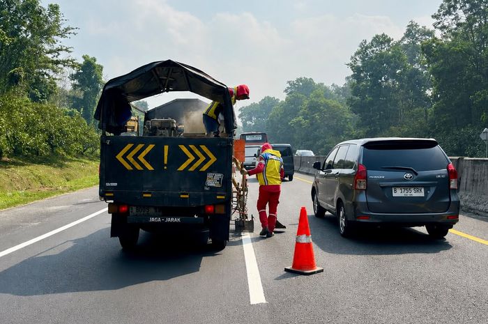 Ilustrasi. Perbaikan dan perawatan jalan tol