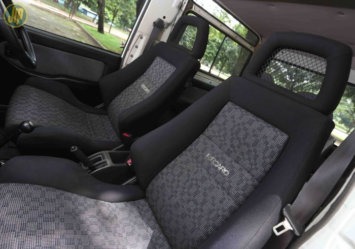 Supaya lebih nyaman, jok asli Daihatsu Rocky  ditukar dengan Recaro LX