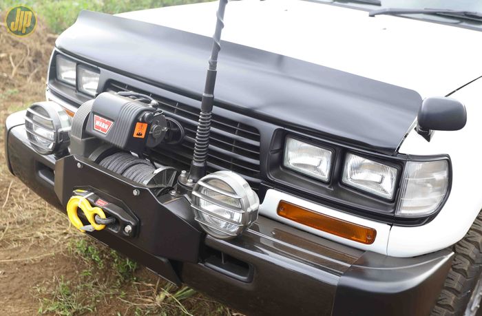 Bumper standar VX80 dimodifikasi supaya Winch Warn 8274 bisa terpasang. 