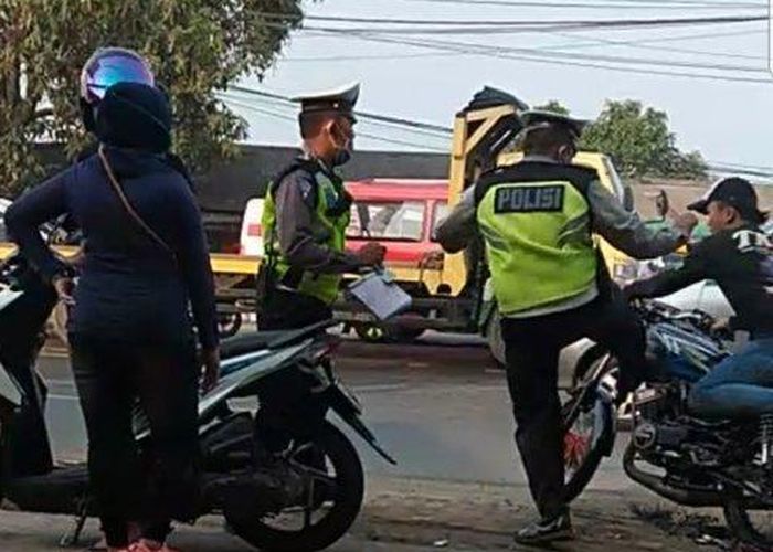 Yamaha Rx King Kena Tendangan Polisi Refleks Langsung Rebahan Usaha Kabur Gagal Gridoto Com