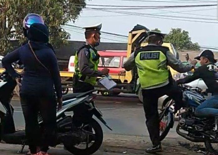 Yamaha Rx King Kena Tendangan Polisi Refleks Langsung Rebahan Usaha Kabur Gagal Gridoto Com