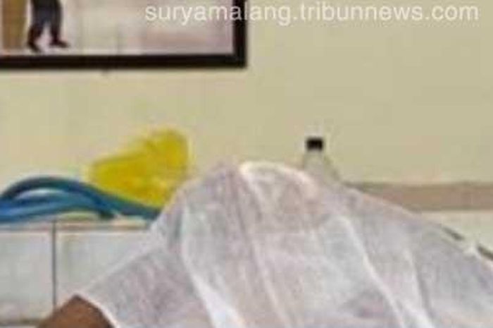 Jenazah Sunyoto (39) di kamar mayat rumah sakit di Mojokerto