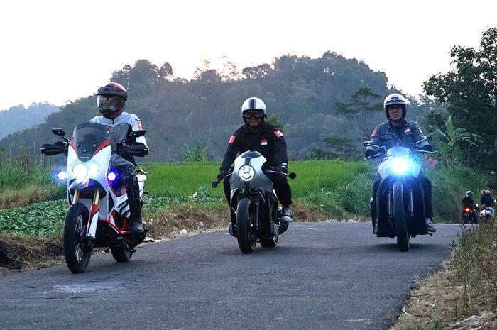 Hasil modifikasi Honda PCX dari modifikator I Putu Tony Hadi Putra (kiri), modifikator Muhammad Fiqhi Wahyu Pramana (tengah) dan modifikator Law A San (kanan) menjelajahi kota Solo.