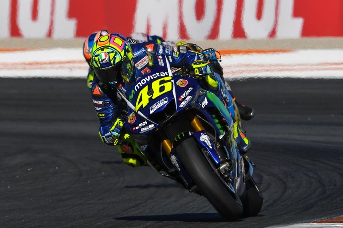 Valentino Rossi beraksi di atas Yamaha M1 dengan konfigurasi mesin Inline 4