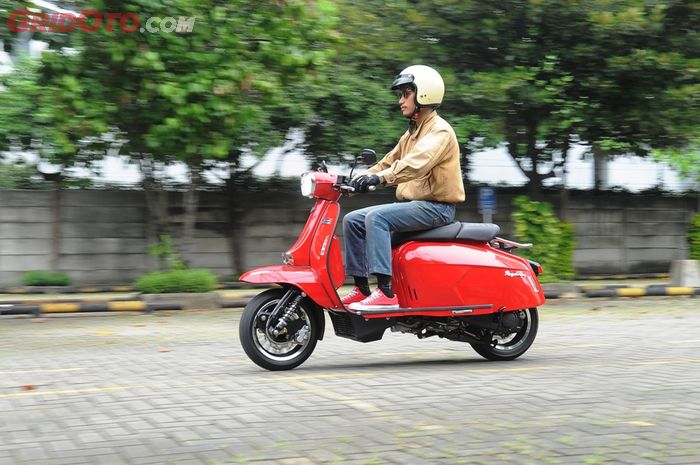 Handling Royal Alloy GP200S memang tak selincah kompetitor seperti Vespa karena wheelbase panjang dan berat, tapi jadi terasa sangat mantap