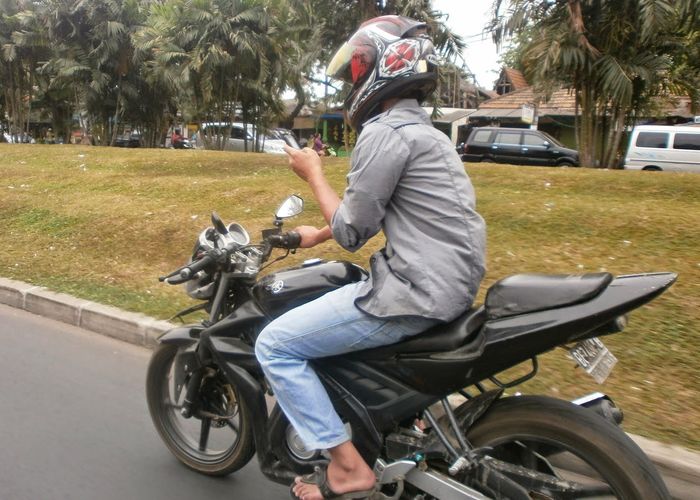 Bahaya Menggunakan Telepon Genggam Saat Berkendara Motor Gridoto Com Bahaya Menggunakan Telepon Genggam Saat Berkendara Motor Gridoto Com