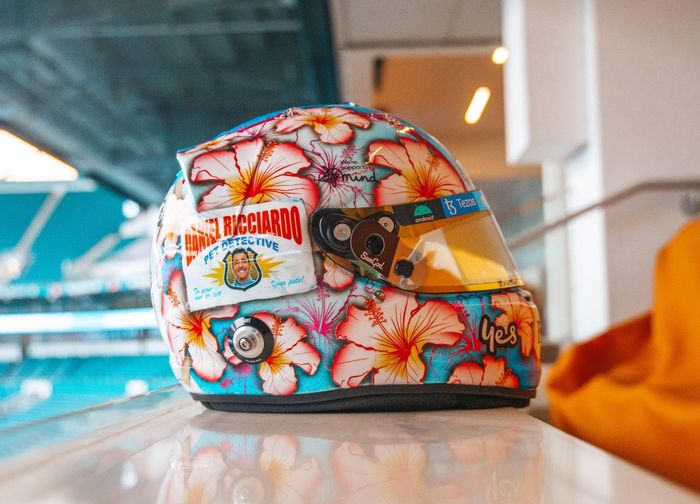 Livery helm Daniel Ricciardo bermotif bunga yang akan dipakainya di balap F1 Miami 2022