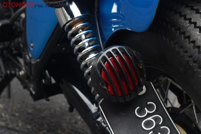 Stoplamp dan pelat nomor tergusur ke sisi kiri melekat pada swing arm Magna