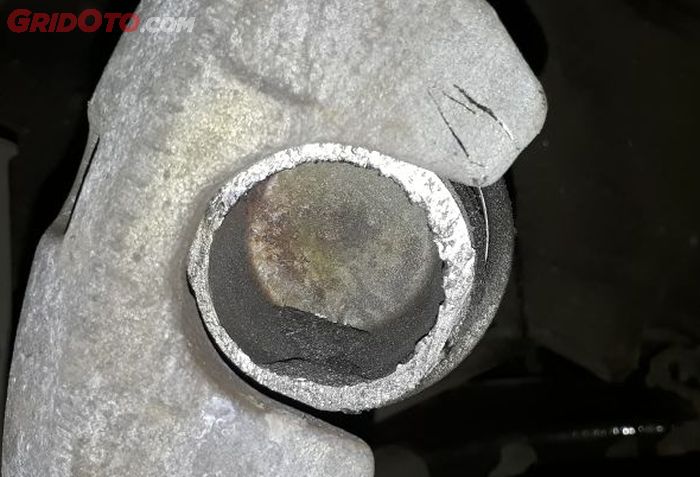 Serbuk logam pada bagian dalam piston rem akibat bergesekan dengan kampas rem yang telah habis