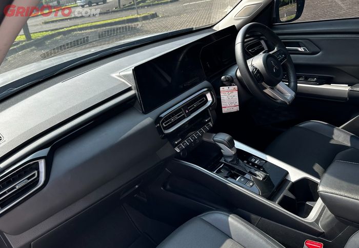 Di kabin Mitsubishi Destinator depat terdapat dua cup holder, ruang penyimpanan di handrest, glove box hingga tempat menyimpan handphone