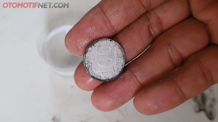 Koin yang direndam ke dalam produk Swez, tetap mulus alias tidak termakan
