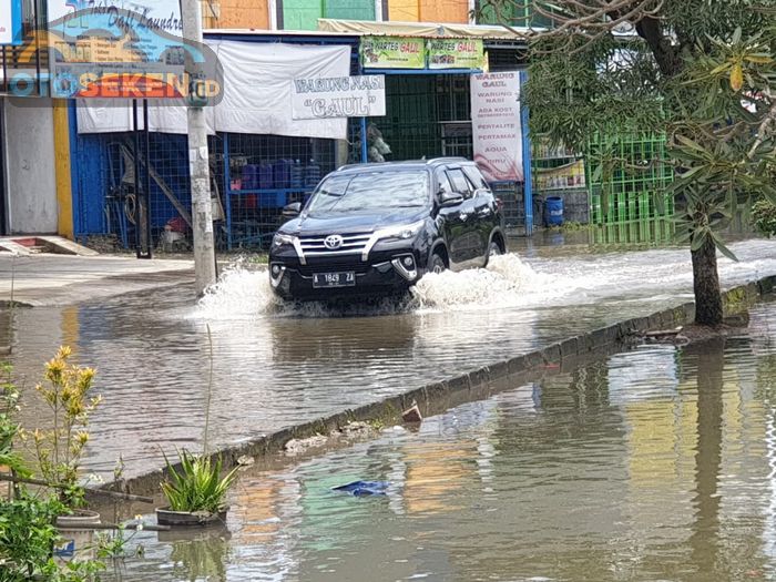 Ilustrasi mobil terobos banjir