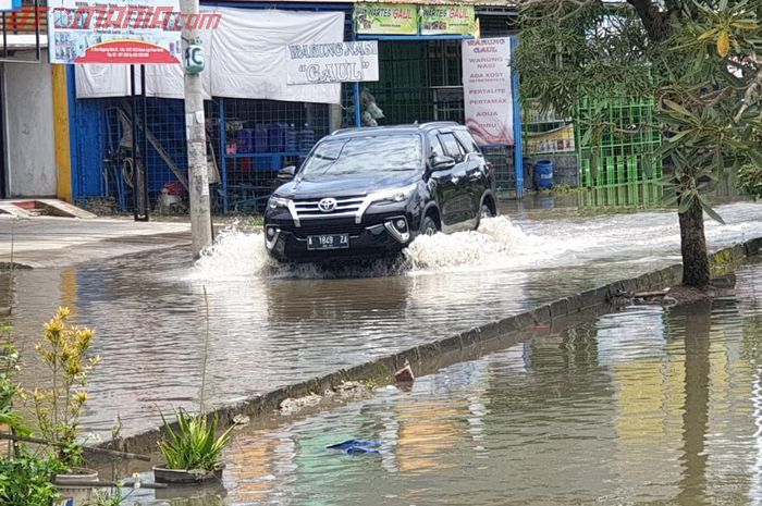 Ilustrasi mobil terobos banjir