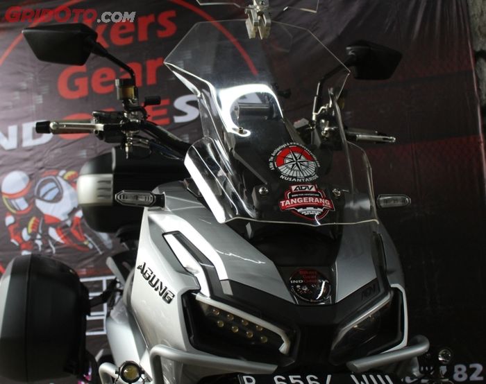 Bagian muka Honda ADV 15O berkonsep touring bike.