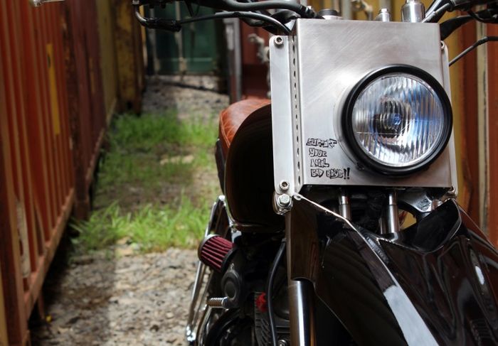 Tampilan rumah lampu depan dengan kedok pelat nomor start