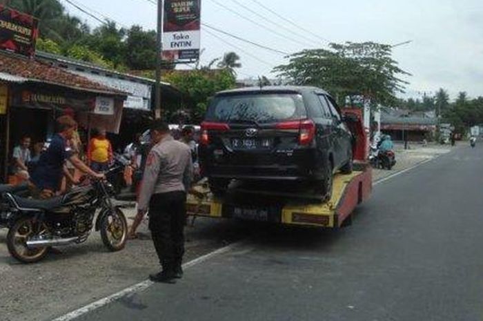 Yamaha RX King dan Toyota Calya diamankan Polisi setelah adu gebrak di jalan raya Kalipucang-Pangandaran, Jawa Barat