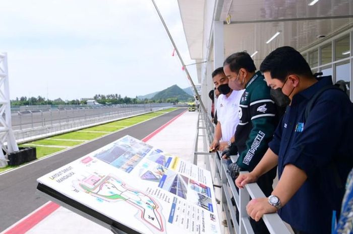 Presiden Republik Indonesia Joko Widodo (Jokowi) tinjau persiapan sirkuit Mandalika jelang MotoGP Indonesia 2022.