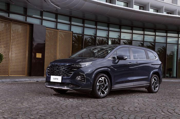 Hyundai Custin meluncur sebagai rival Toyota Innova di Vietnam.