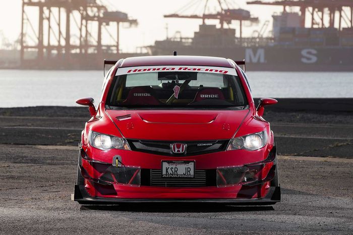 Tampilan depan modifikasi Honda Civic Si street racing