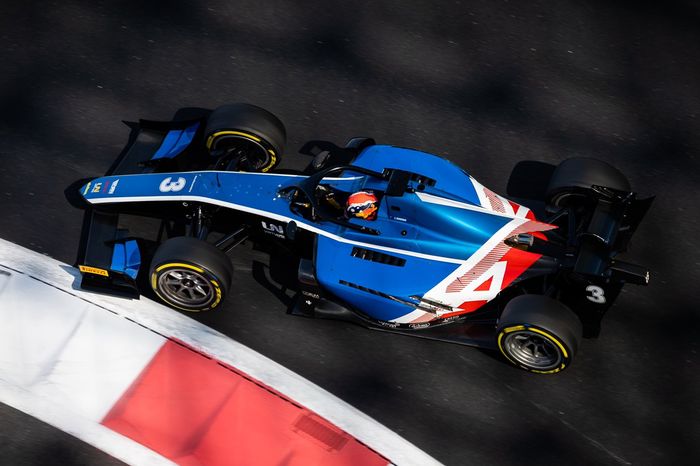 Jack Doohan tes mobil F2 tim Virtuosi Racing dengan livery yang mirip tim Alpine F1 di sirkuit Yas Marina, Abu Dhabi, Desember 2021