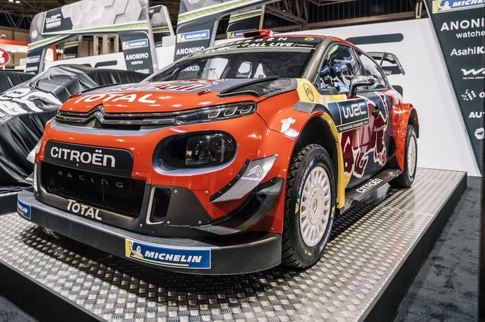 Tampak depan livery mobil tim Citroen Total