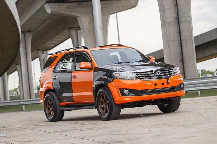 Modifikasi Toyota Fortuner lawas padukan kelir oranye dan part serat karbon