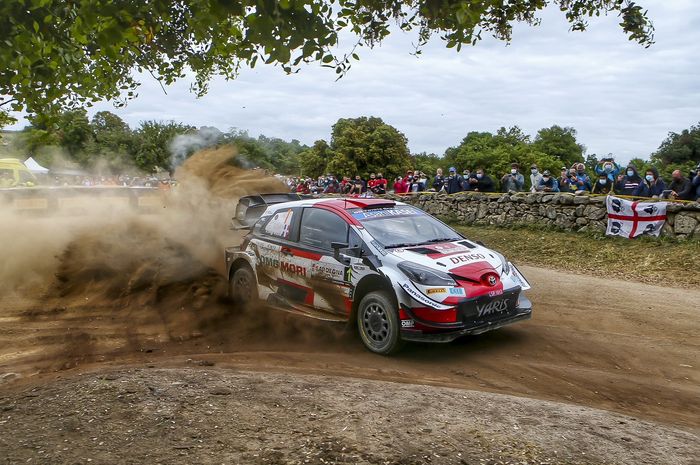 Pereli tim toyota Gazoo Racing, Sebastien Ogier saat memacu mobil Toyota Yaris di hari kedua Reli Italia 2021, Sabtu (5/6)