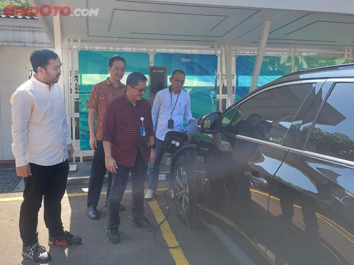 Stasiun pengisian baterai di kantor PT KAI Bandung.