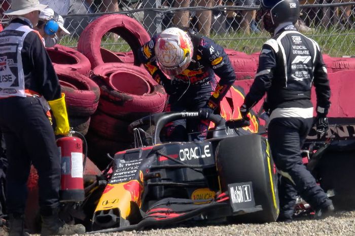 Max Verstappen masih kesal dengan Lewis Hamilton
