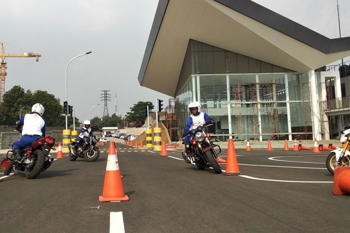 Lima Instruktur Safety Riding Honda Indonesia Bertanding Di Jepang, Saingi 9 Negara