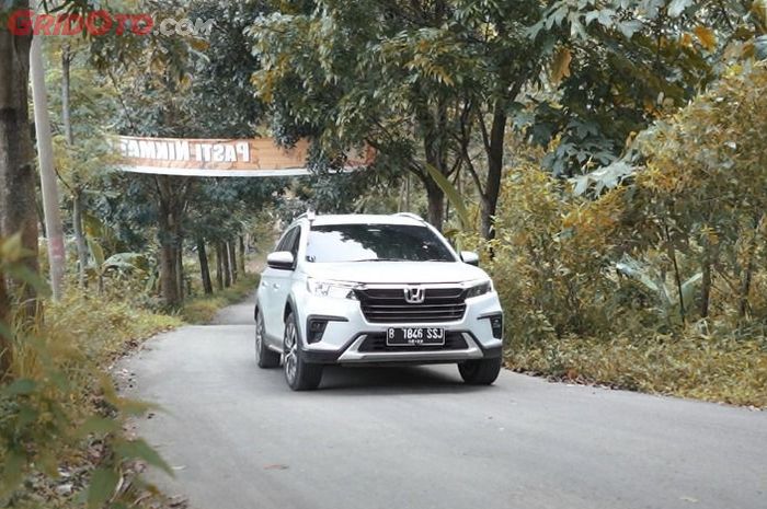 Ilustrasi mobil melewati tanjakan