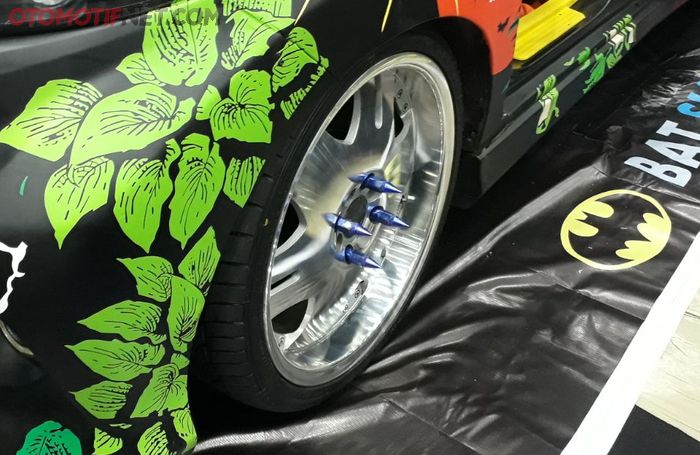 Toyota Avanza Veloz dengan cutting sticker Batman