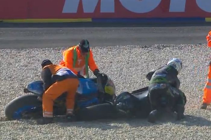 Johann Zarco bertabrakan dengan Thomas Luthi di sesi warm up