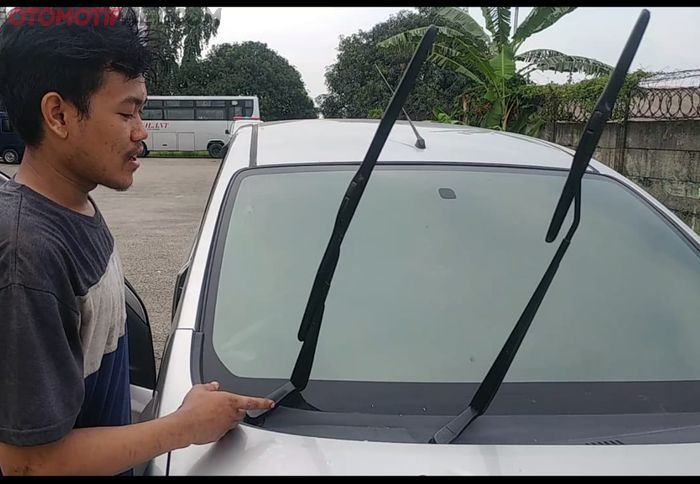 Ilustrasi wiper mobil diangkat saat parkir