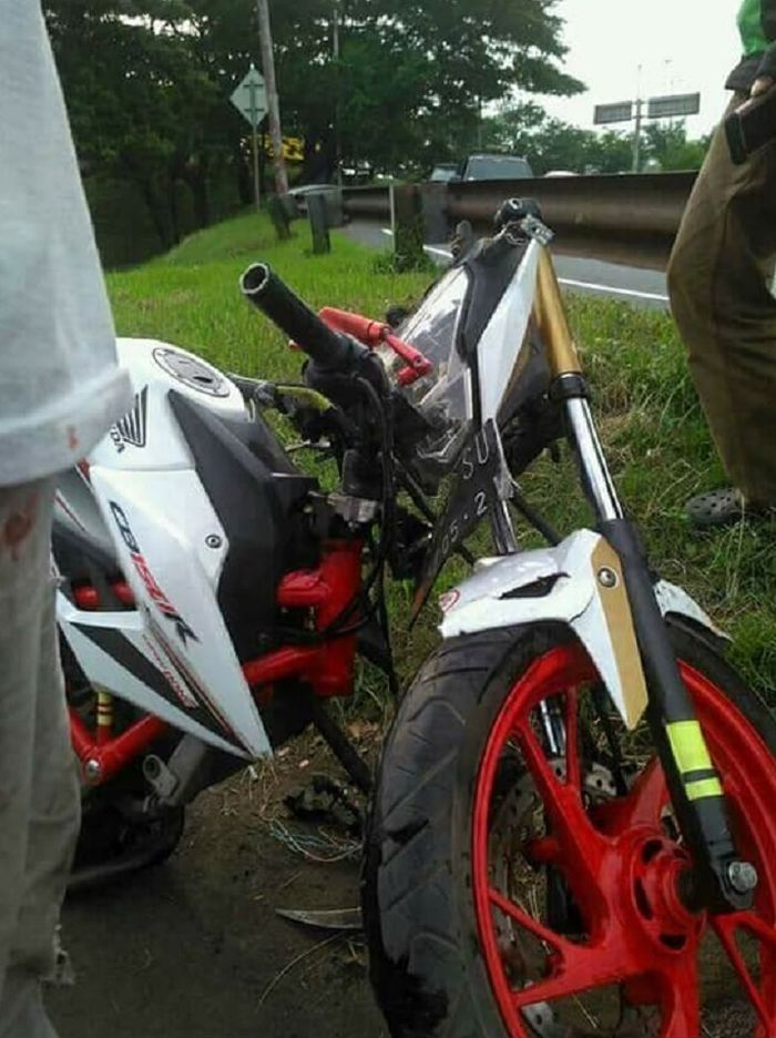 Honda CB150 terbelah dua