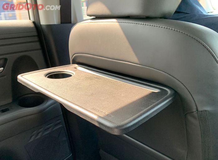 Terdapat semacam meja lipat dan cup holder di bagian belakang jok baris pertama Hyundai Stargazer Prime