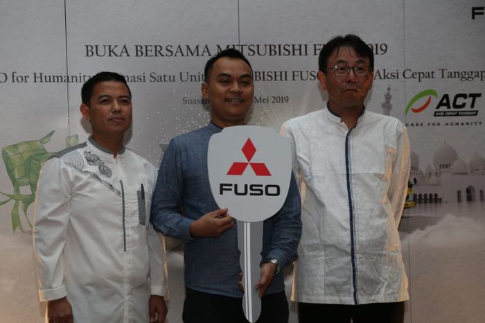 KTB juga kembali menyumbangkan satu unit Mitsubishi Fuso FJ 4x2 kepada organisasi sosial Aksi Cepat Tanggap (ACT)