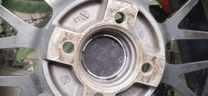 Ilustrasi. ET menandakan ukuran offset pada pelek