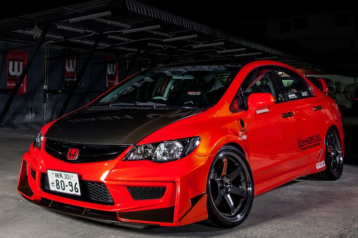 Modifikasi Honda Civic FD2 tampil racing didukung wide body dan kaki agresif