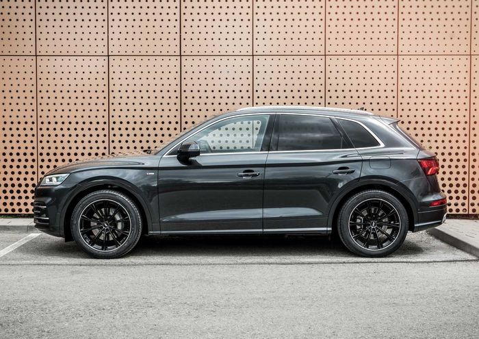 Modifikasi Audi Q5 ditopang pelek ABT GR ukuran 20 inci warna hitam