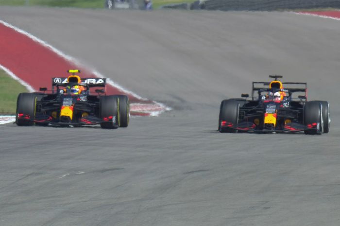 Sergio Perez (kiri) saat memberi jalan kepada Max Verstappen di F1 Amerika 2021. Peran rekan setim bisa menentukan hasil dalam perebutan gelar juara dunia tahun ini