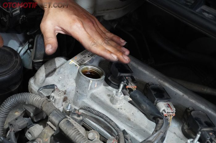 Begini cara mudah mengecek tekanan oli di mobil bekas (foto ilustrasi)