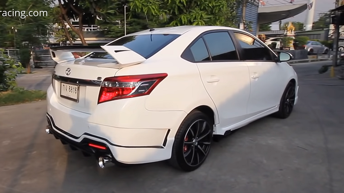 Tampilan belakang Toyota Vios agresif dengan sayap besar
