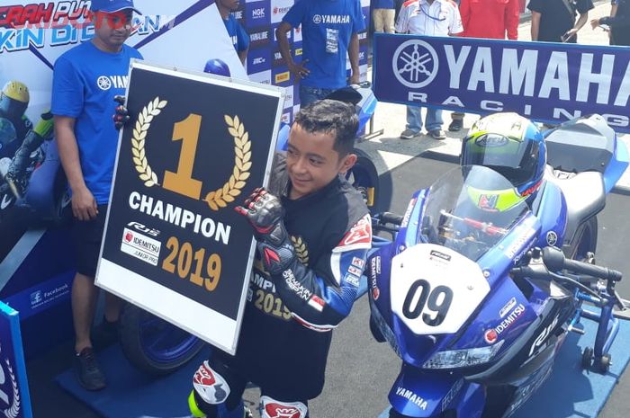 Muhammad Nicky Hayden juara di kelas All New R15 Idemitsu Junior Pro.