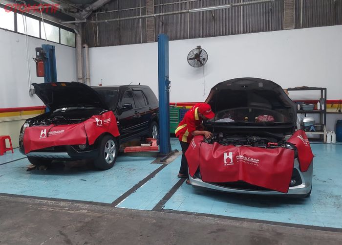 Honda CR-V generasi ke-2 dan Brio generasi pertama sedang servis di Honda Camp Jatiasih
