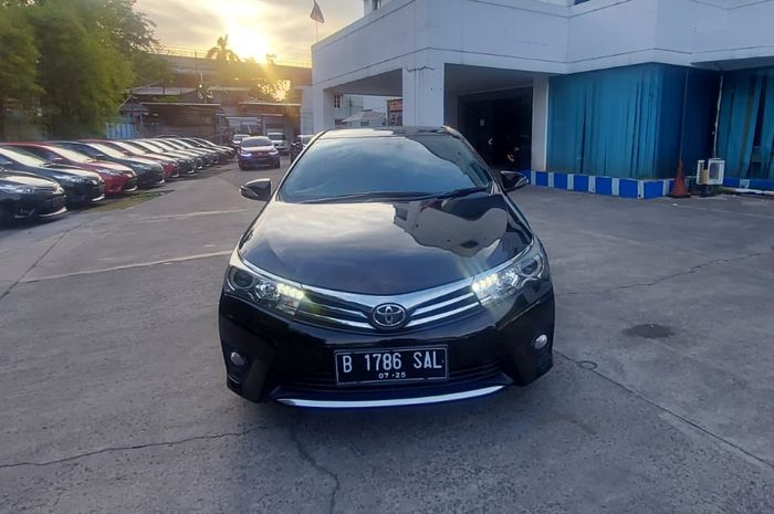 Spesidikasi dan kisaran harga Toyota Corolla Altis seken tahun 2014.