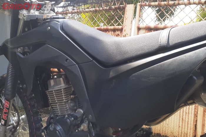 Body Honda CRF simpel hitam polos copot striping orisinal motor